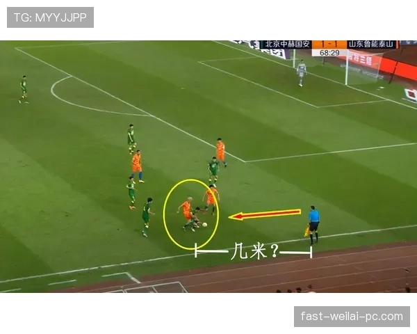 干扰对方视线在犯规判罚中如何界定边界规则？