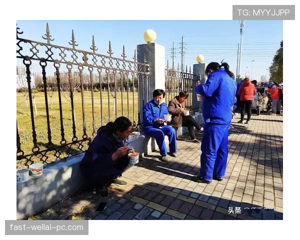 张帅训练完直接蹲路边啃烧饼，这自律程度我真看傻了
