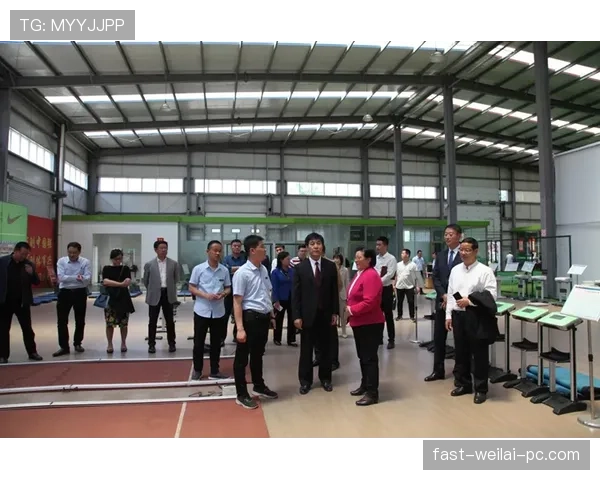 汪周雨刷街被拍：一手名牌一手地摊小吃，这反差笑死我